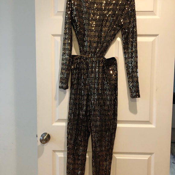 Jumpsuit sequence - Picture 2 of 4